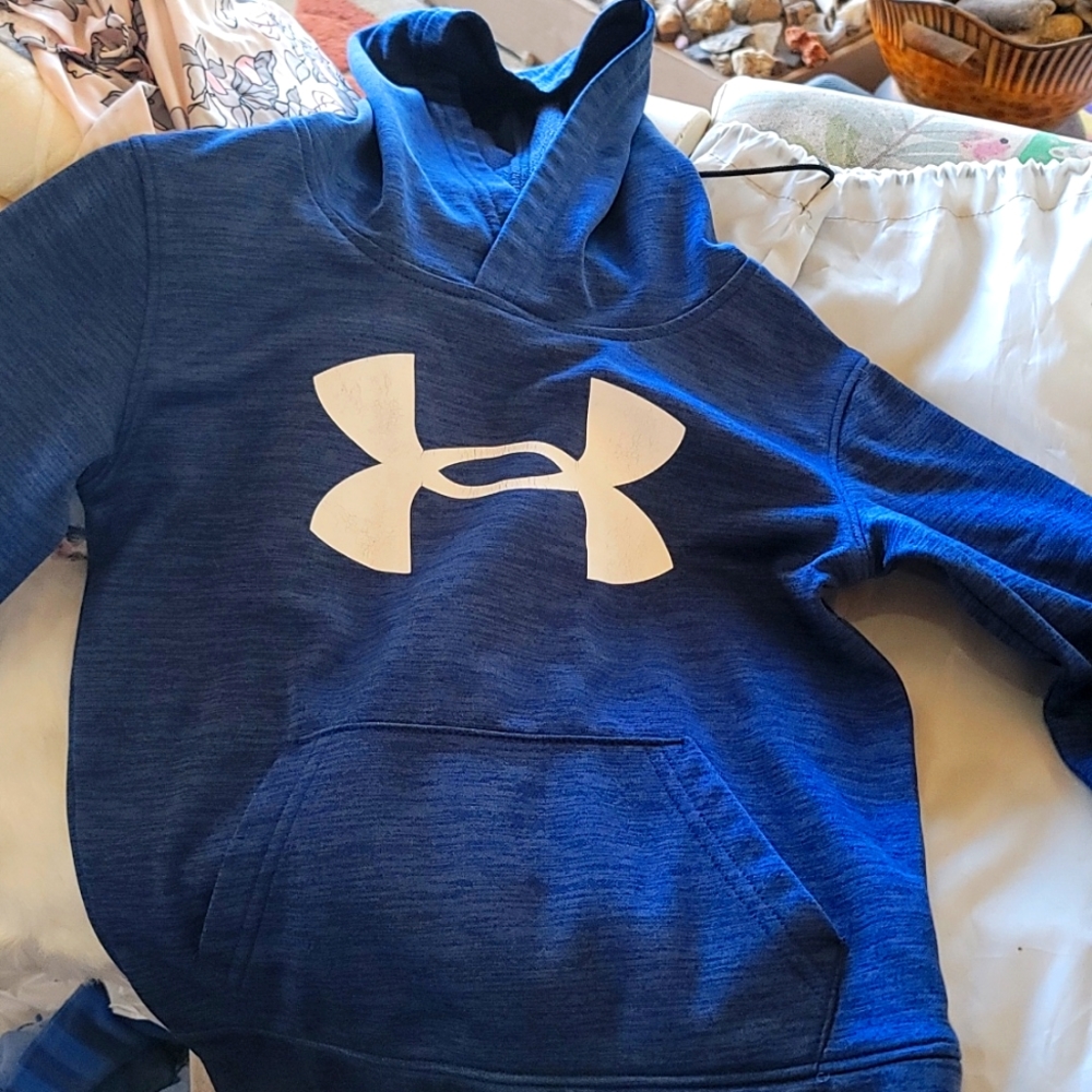 Under Armour hoodie ..sz 5 little boys.. blue